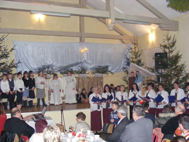 Dzieci ze Szkoly Podstawowej i Wlodarzanki podczas wspolnego spiewania Pastoralki.jpg